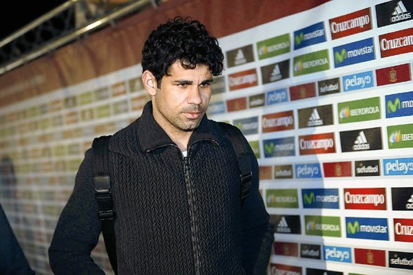 El delantero del Chelsea, Diego Costa, a su llegada a la concentración de la selección española de futbol, en la Ciudad del Futbol de Las Rozas. (Foto Prensa Libre: EFE)