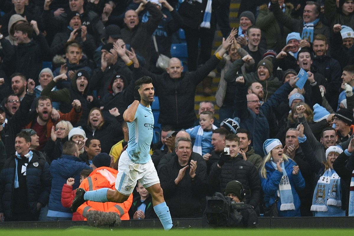 Sergio Agüero firmó sus goles 100 y 101 en el Etihad Stadium. (Foto Prensa Libre: AFP)