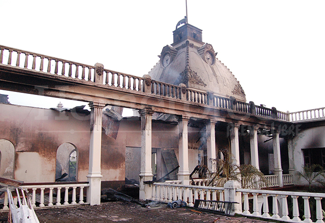 Así quedó el segundo piso del edificio de la Gobernación departamental y municipalidad retalteca. (Foto: Hemeroteca PL)