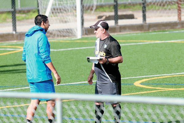 Juan José Paredes, conversa con el técnico Willy Olivera. (Foto Prensa Libre: Norvin Mendoza).