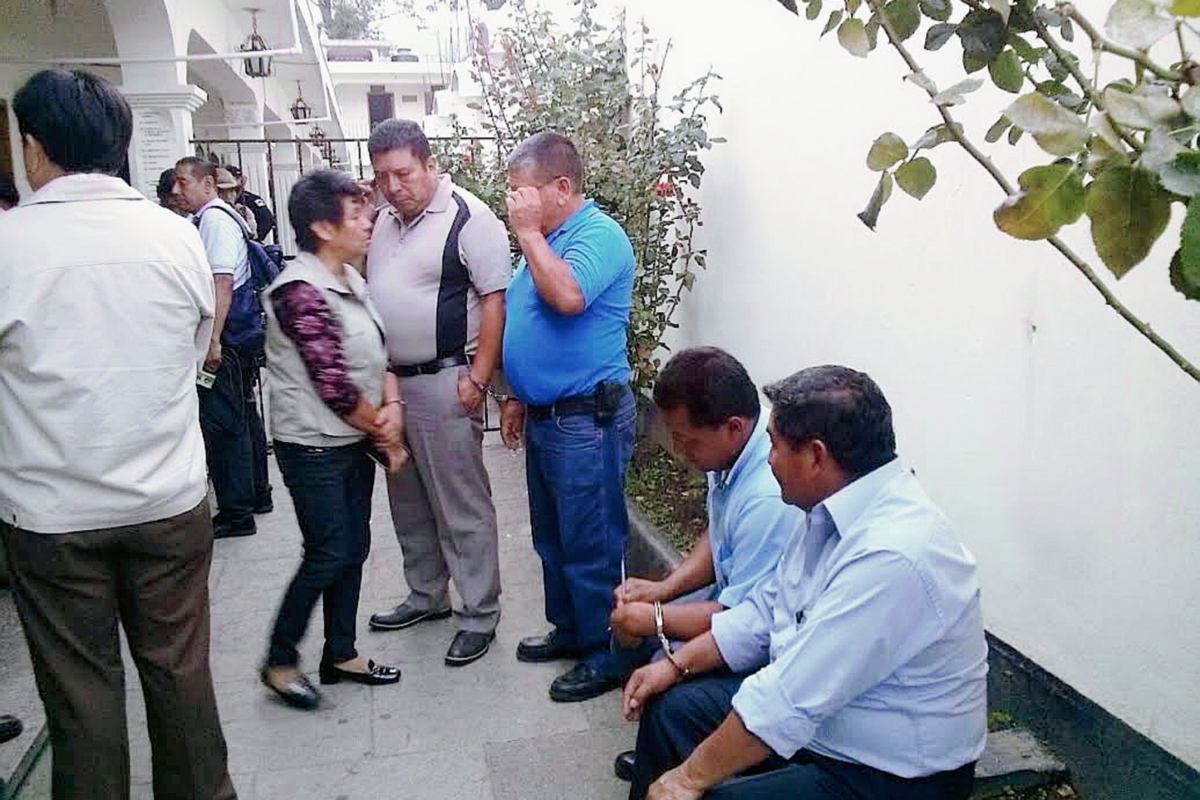 Los cinco  concejales de San Lucas Sacatepéquez que fueron capturados permanecen en el Juzgado de Turno  de Antigua Guatemala. (Foto Prensa Libre: Renato Melgar)