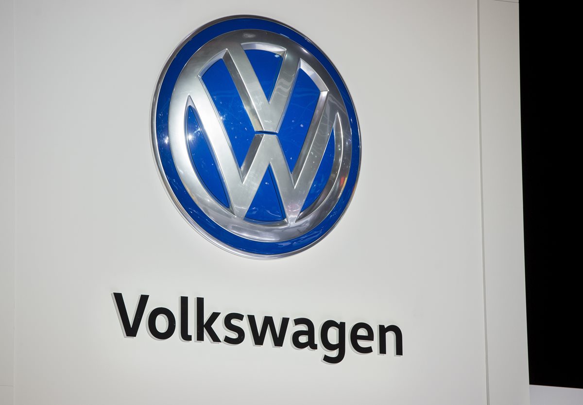 Volkswagen pagará multa por trucaje de motores, mientras logra récord de ventas. (Foto PL: AFP)