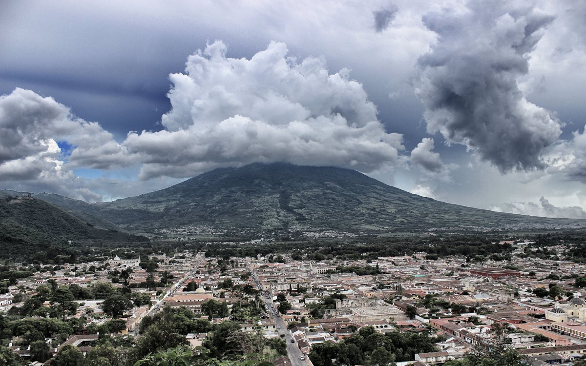 El diseño arquitectónico de Antigua Guatemala, Sacatepéquez, atrae a miles de turistas durante las fiestas de fin de año. (Foto Prensa Libre: Cortesía Rodrigo Morales)