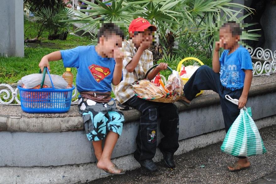 Niños trabajan y no están inscritos en escuelas públicas. (Foto Prensa Libe: Hemeroteca PL)