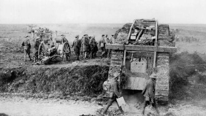 Tanque británico Mark IV. Las orugas de estos carros blindados les permitían atravesar trincheras y aplastar líneas de alambre de púa. Foto: Underwood Archives/Getty Images