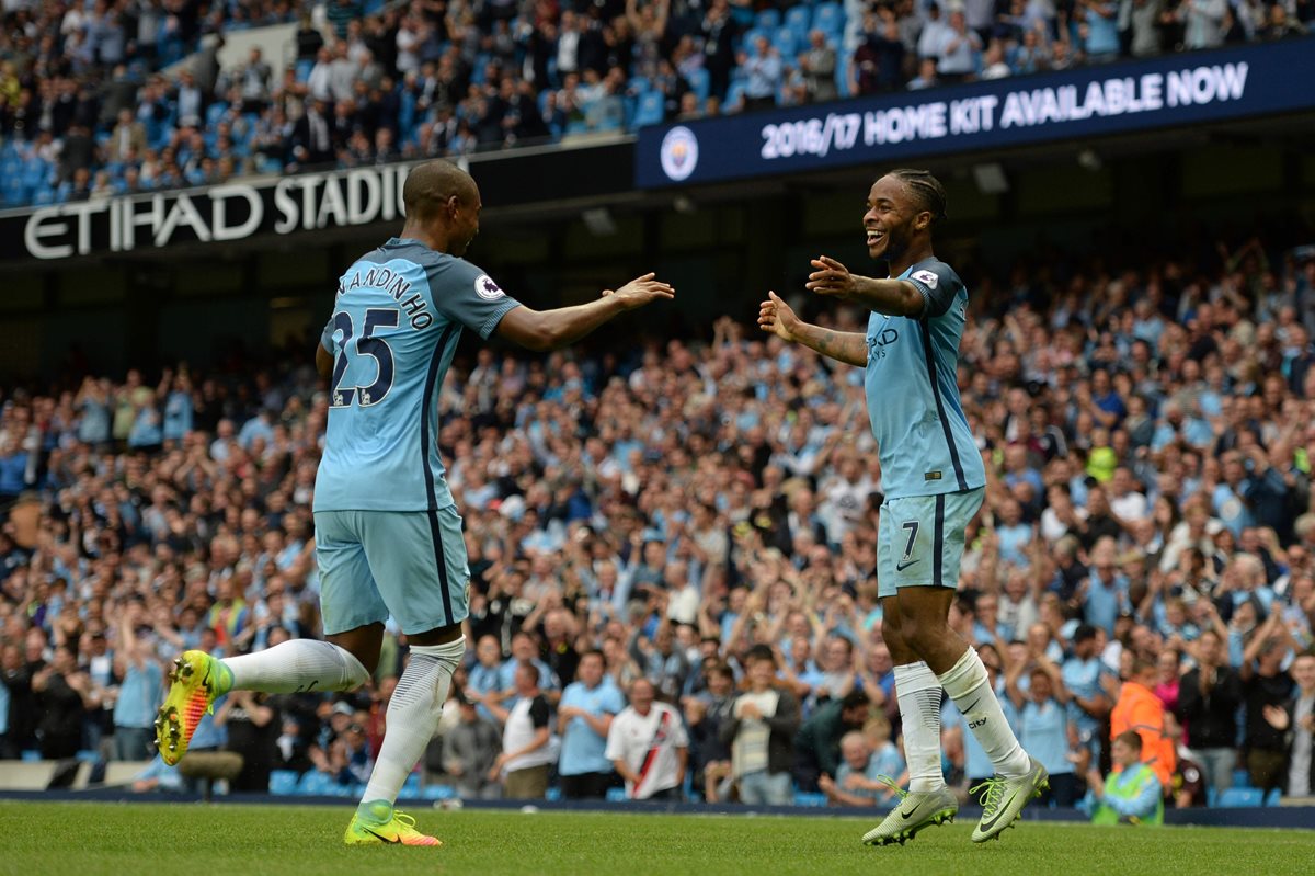 Raheem Sterling festejan con Fernandinho una de sus anotaciones. (Foto Prensa Libre: AFP)