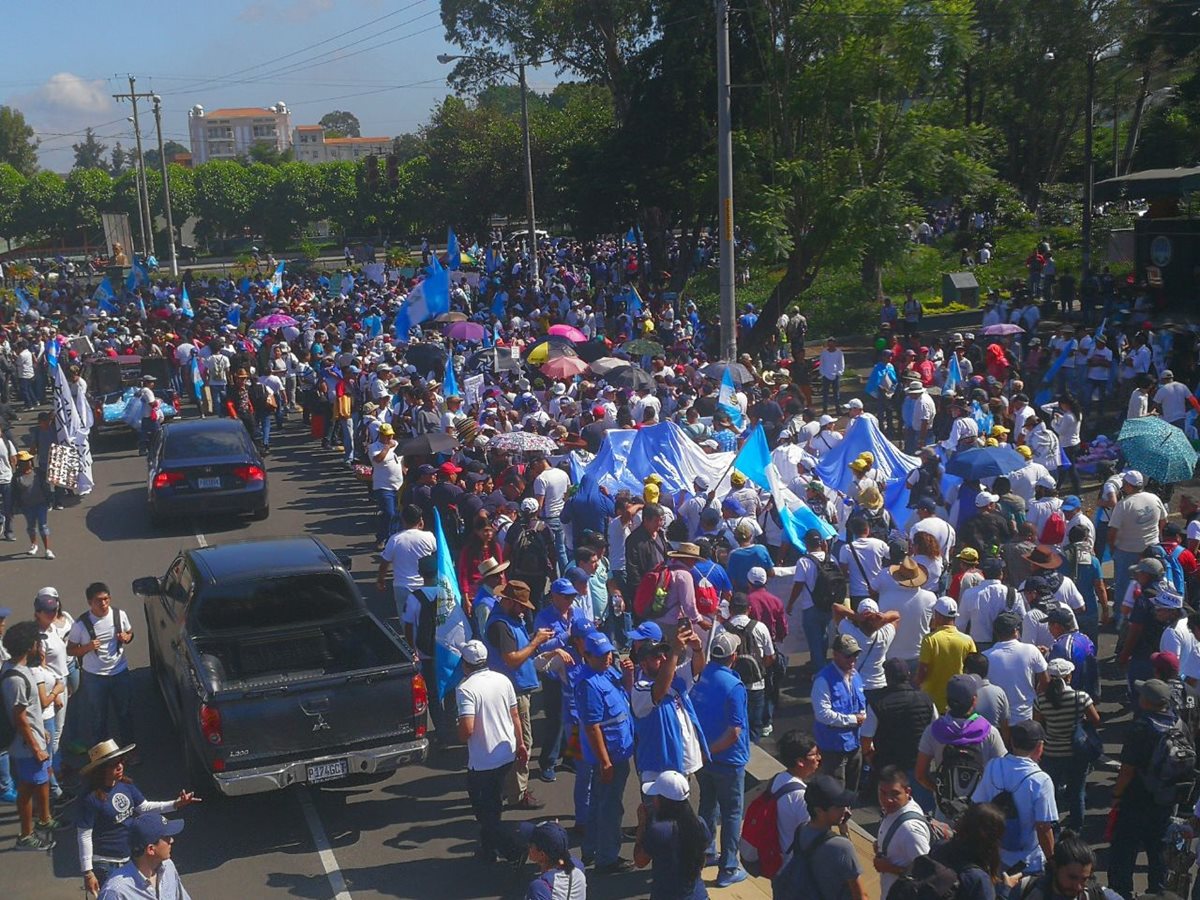 Cientos de personas se encuentran en la Universidad de San Carlos listos para salir.