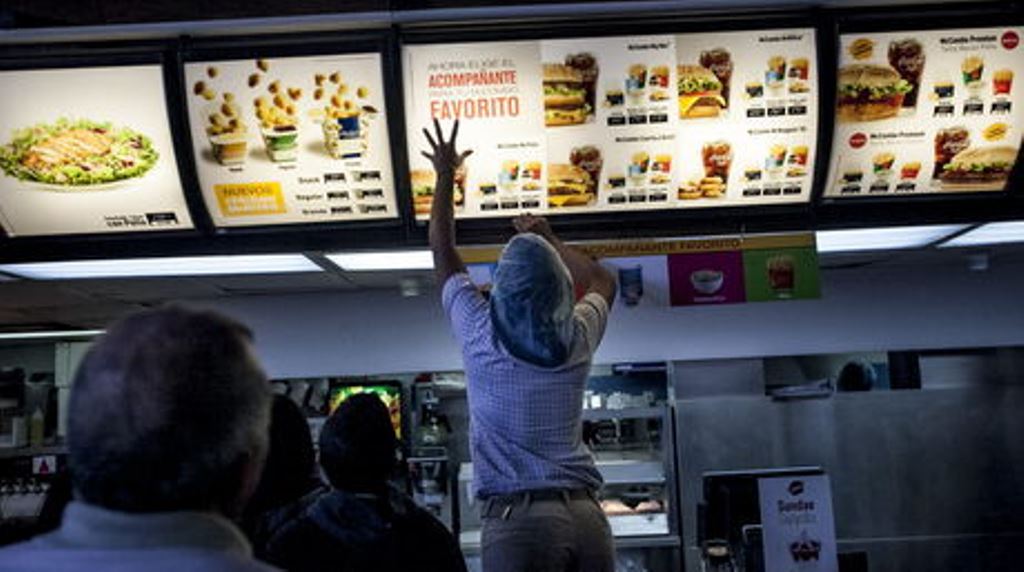 La empresa ha tenido problemas por falta de insumos. (Foto Prensa Libre: EFE)