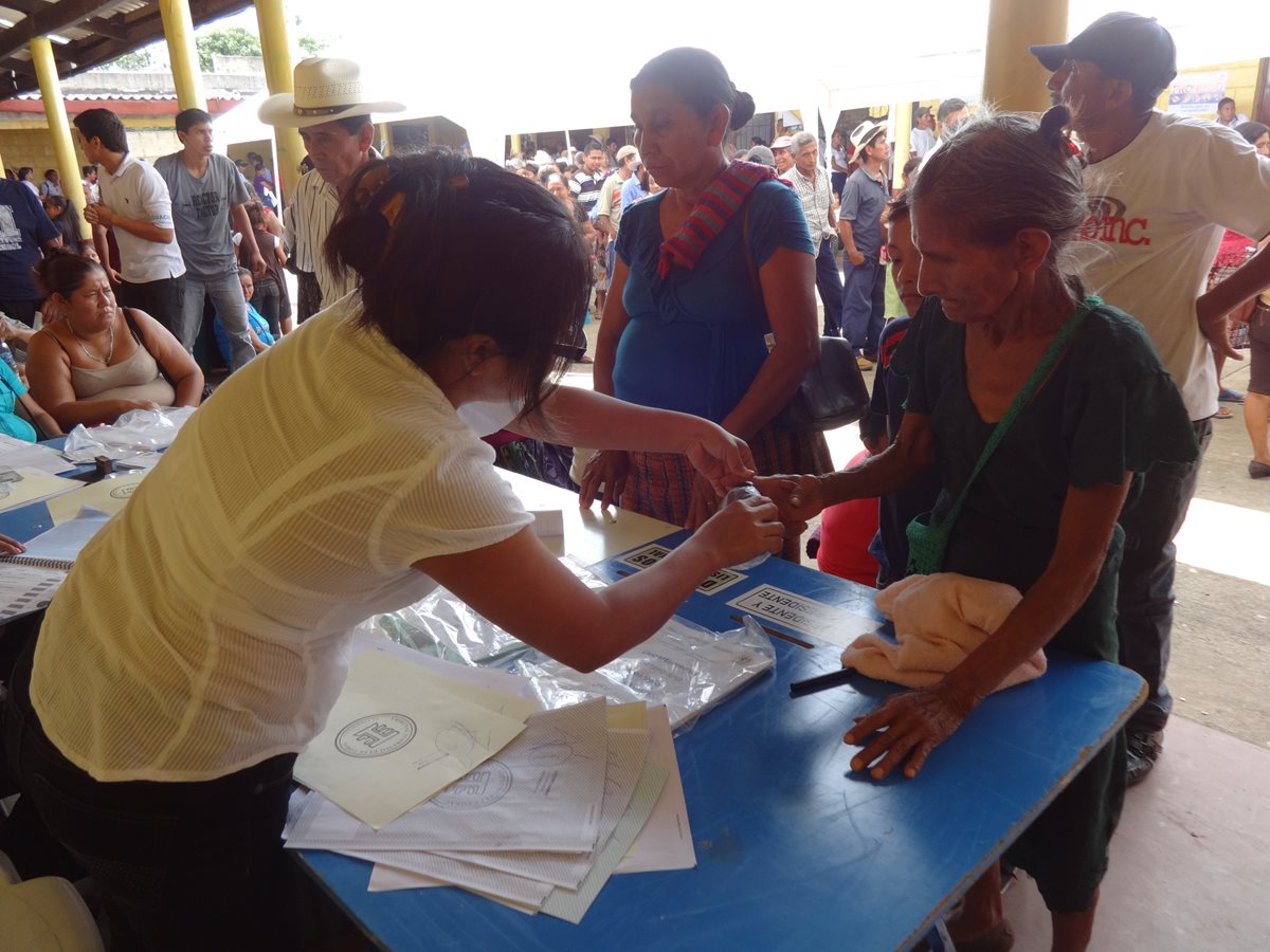 Una vecina de Suchitepéquez emite su voto durante comicios generales del 6 de septiembre. (Foto Prensa Libre: Omar Méndez)