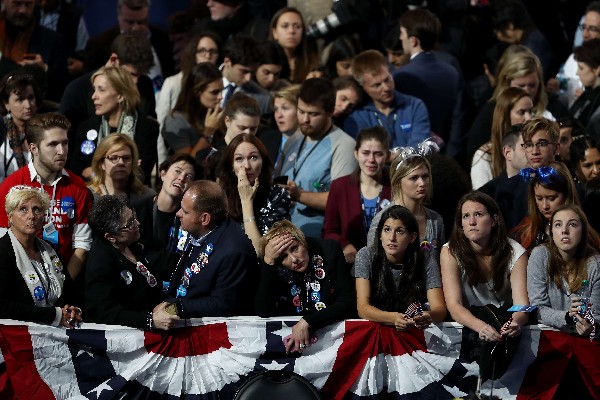 Demócratas, reunidos en la noche de las elecciones en el Javits Convention Center. (Foto Prensa Libre: AFP).