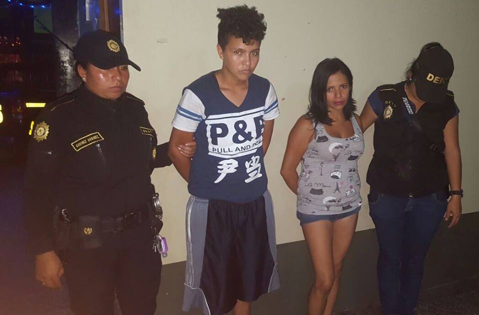 Las dos aprehendidas, en Tecún Umán, San Marcos, son sindicadas de explotación sexual contra una menor que tenían cautiva. (Foto Prensa Libre: PNC)