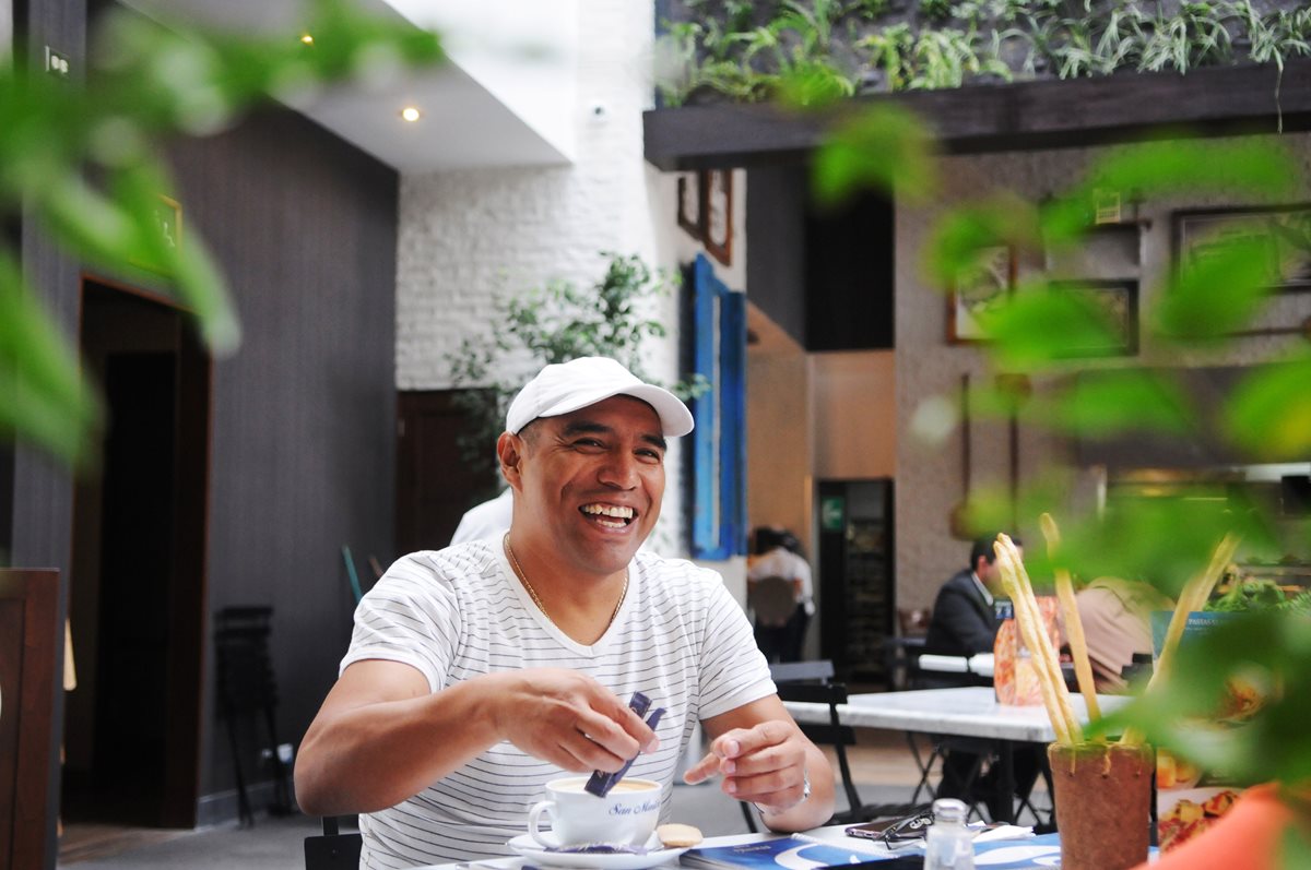 Juan Carlos Plata sonríe durante la entrevista con Tododeportes de Prensa Libre en un restaurante de la zona 10. (Foto Prensa Libre: Jeniffer Gómez)