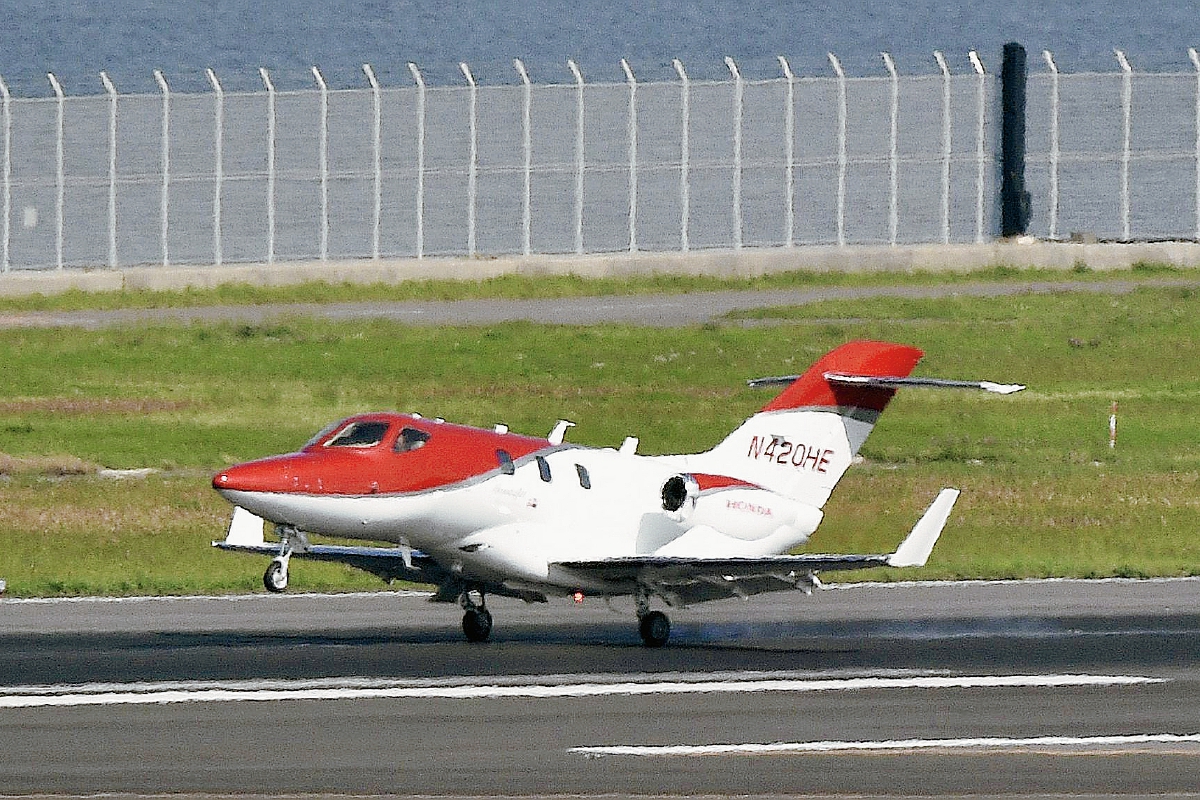 El HondaJet, despega hoy por primera vez desde el aeropuerto Haneda en Tokio. (PL-EFE)