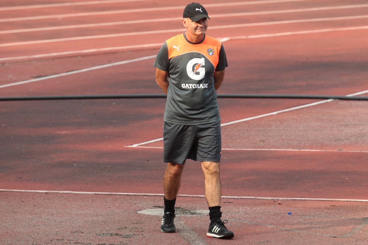 El técnico de Comunicaciones Iván Sopegno camina durante el entreno blanco en el estadio Cementos Progreso. (Foto Prensa Libre: Carlos Vicente)