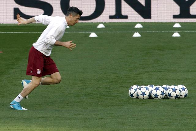 Robert Lewandowski durante el entrenamiento llevado a cabo hoy en el estadio Santiago Bernabéu de Madrid. (Foto Prensa Libre: EFE)