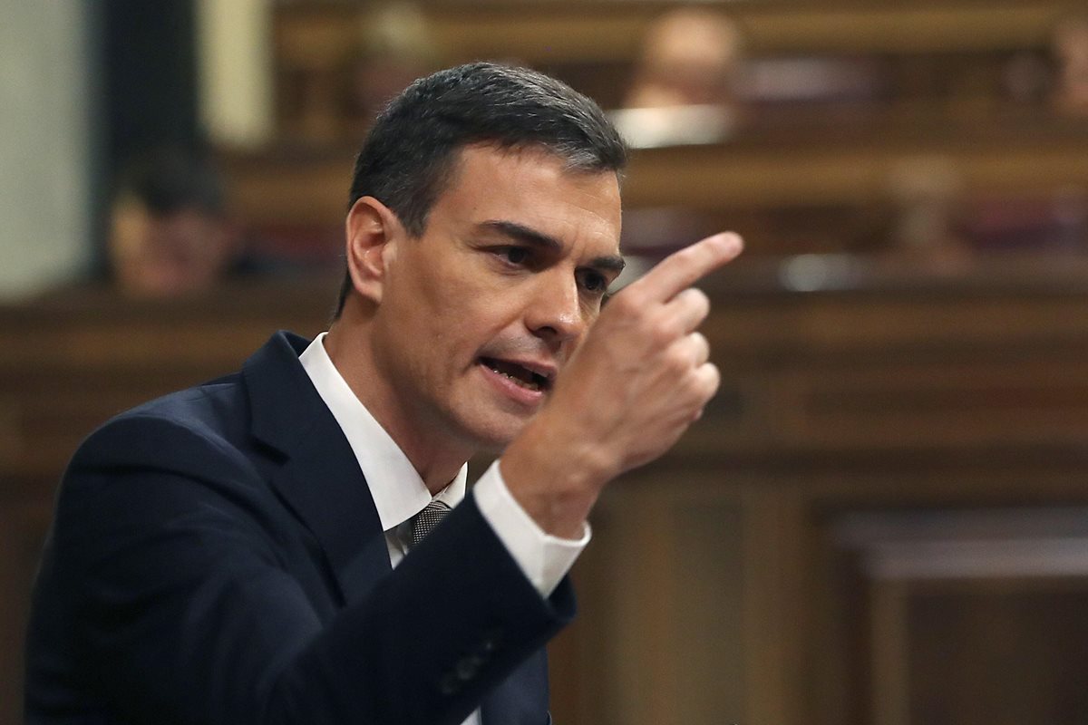 Pedro Sánchez interviene durante la primera jornada de la moción de censura contra Mariano Rajoy. (EFE).