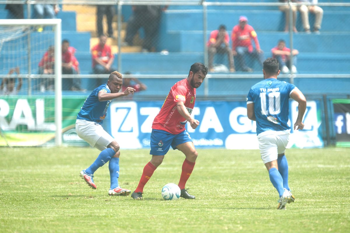 Carlos Ruiz jugó un gran partido y dio la victoria a su equipo. (Foto Prensa Libre: Norvin Mendoza)