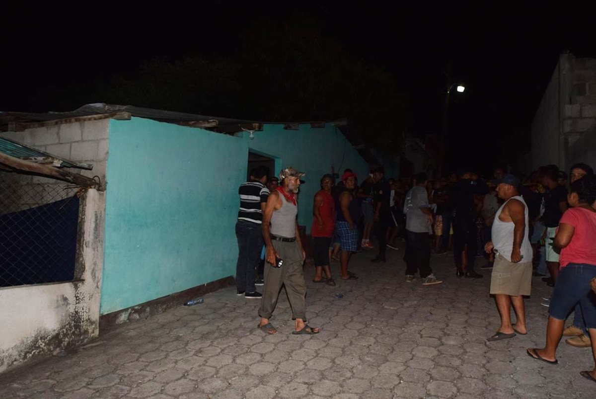 Vecinos de Etelvina Cabrera García acuden a la vivienda de la anciana y exigen justicia. (Foto Prensa Libre: Mario Morales)