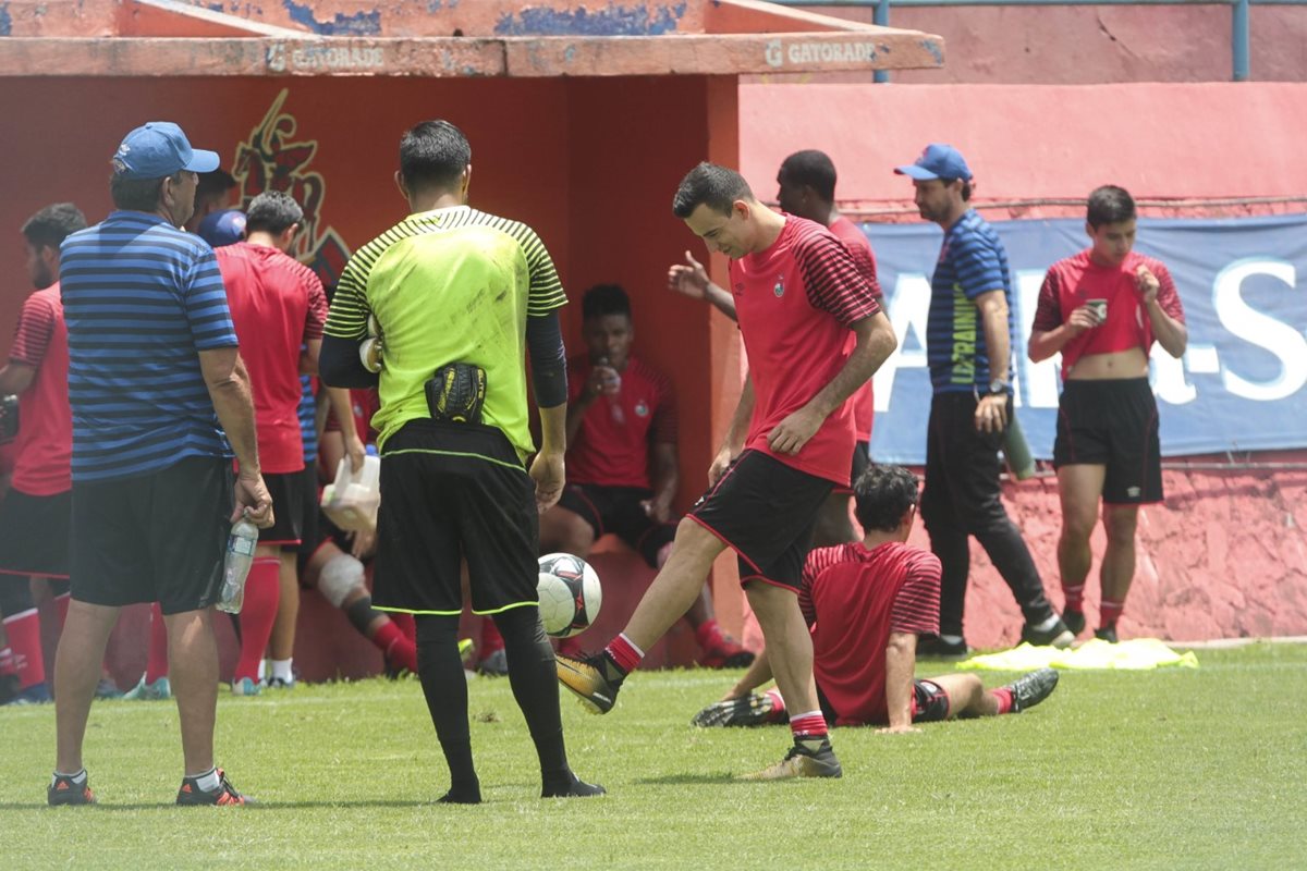 De tres torneos Pappa ha conseguido un campeonato con los escarlatas. (Foto Prensa Libre: Norvin Mendoza)