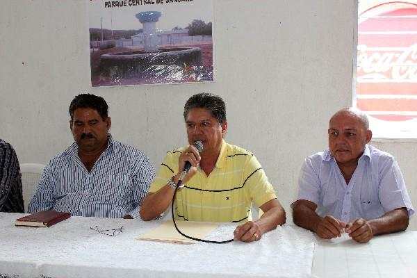 Pablo Aguilar Morales, alcalde de Sansare,   durante   conferencia de prensa.