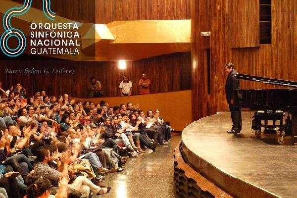 Vinicio Quezada enseña a sus estudiantes a ser sus propios gestores artísticos.