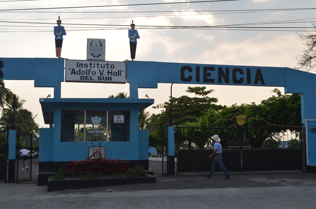 Ingreso al instituto Adolfo V. Hall en Retalhuleu. (Foto Prensa Libre: Jorge Tizol)