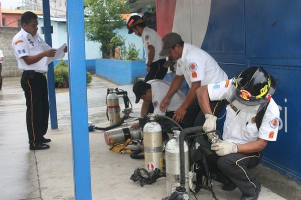 Un grupo de socorristas manipula unos extinguidores como parte de la evaluación realizada en Cobán. (Foto Prensa Libre: Ángel Tax) <br _mce_bogus="1"/>