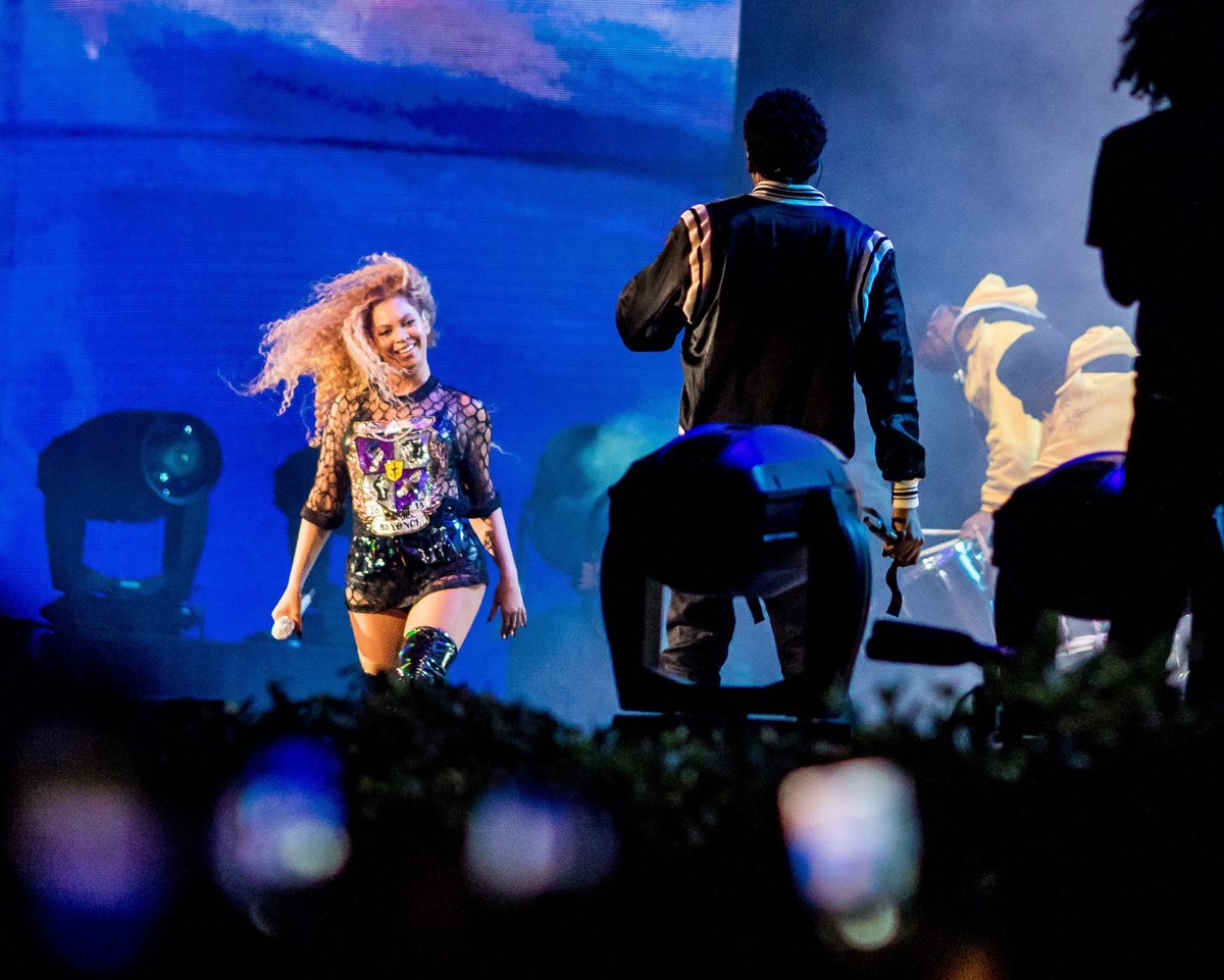 Beyonce interpreta el tema "Deja Vu", con su esposo, el rapero Jay Z. (Foto Prensa Libre, AFP).