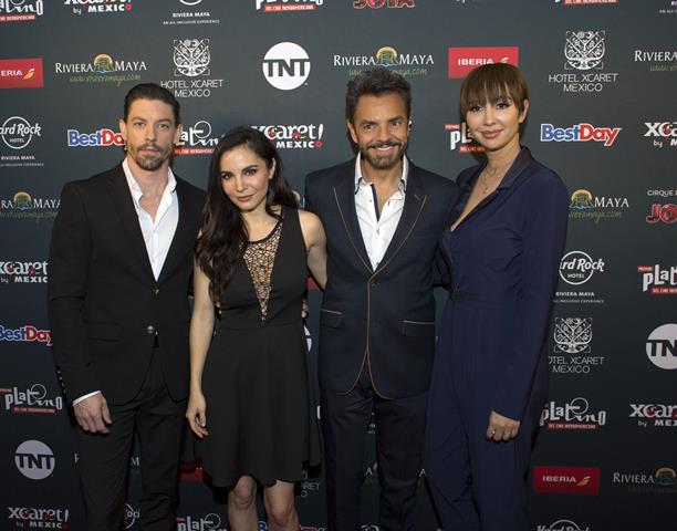 El actor español Adrián Lastra, los mexicanos Martha Higuera y Eugenio Derbez, y la dominicana Jackie Cruz, en la alfombra roja de la quinta edición de los Premios Platino del Cine Iberoamericano. (Foto Prensa Libre: EFE)