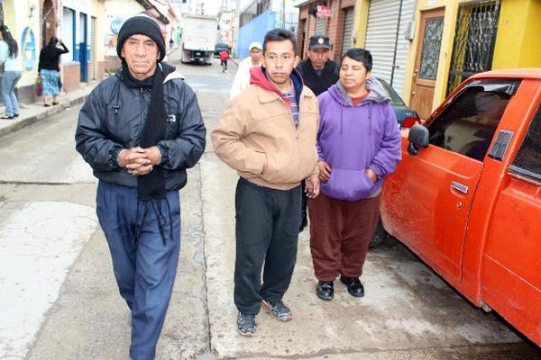 Los tres presuntos ladrones de pieza arqueológica, en Chichicastenango.