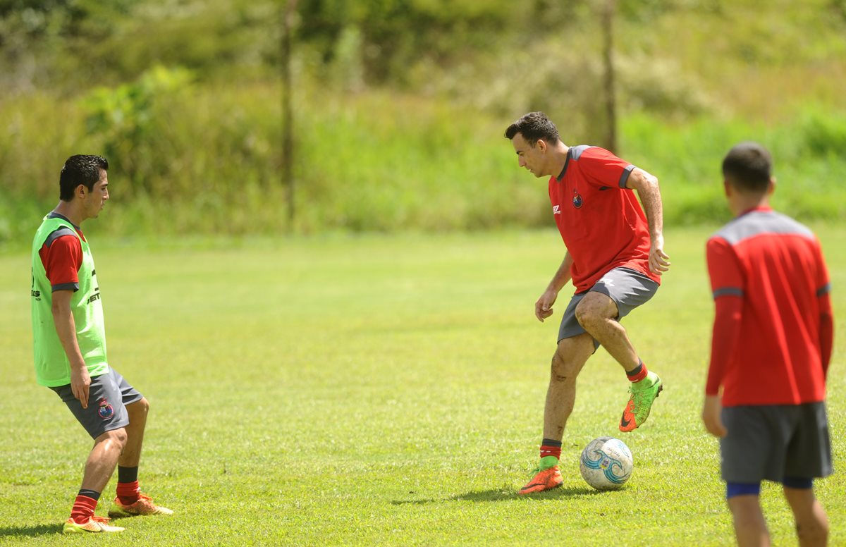 Marco Pablo Pappa domina el balón durante el entrenamiento efectuado este jueves en las canchas de Greenfield. (Foto Prensa Libre: Francisco Sánchez)