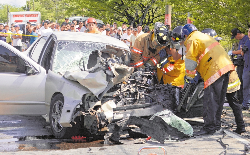 De 18 a 23 horas se registran más accidentes de tránsito, especialmente los fines de semana. En  algunas zonas aumenta la  incidencia, debido a la proliferación de ventas de licor. (Foto Prensa Libre: Hemeroteca PL)