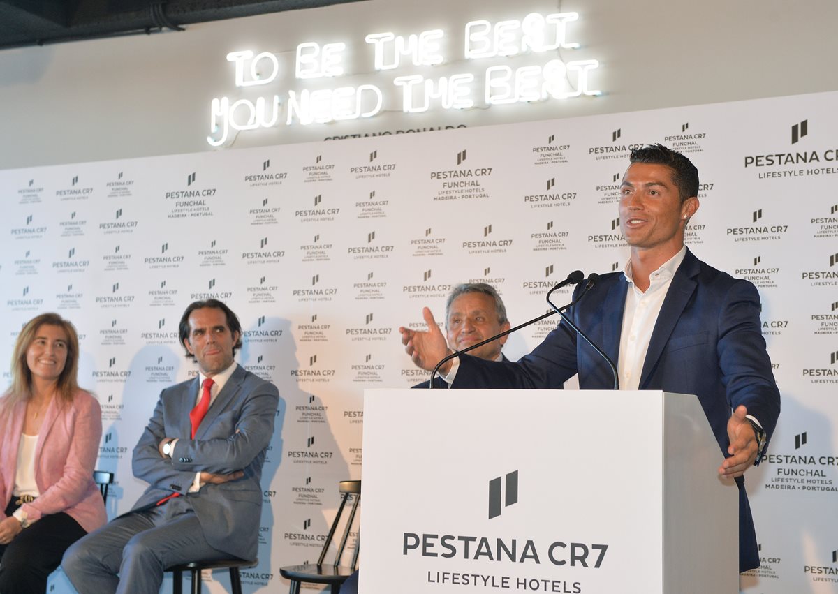 Cristiano Ronaldo durante la inauguración de su hotel Pestana CR7 en Funchal, isla de Madeira. (Foto Prensa Libre: AFP)