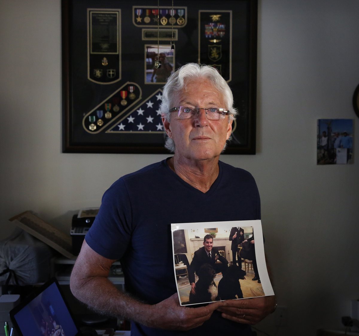 William Owens sostiene una fotografía de su hijo William "Ryan" Owens quien falleció en una operación del ejército estadounidense en Yemen. (Foto PrensaLIbre: AP)