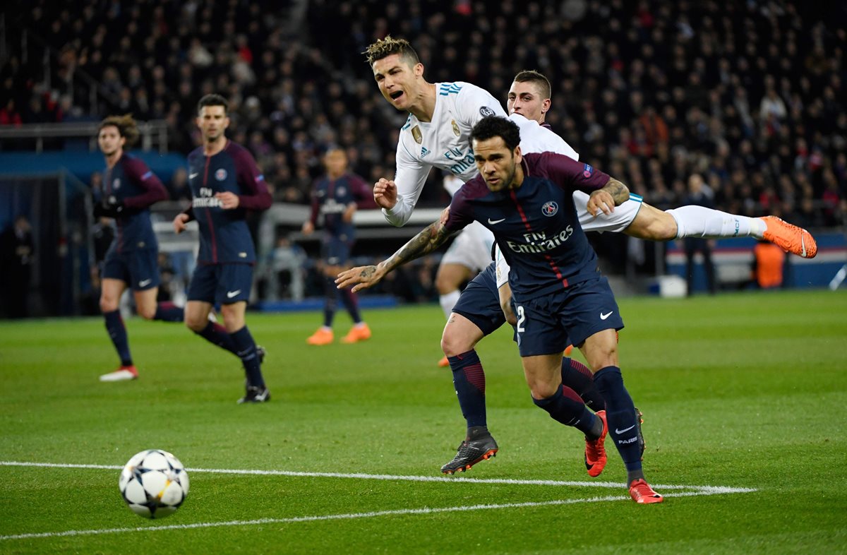 Dani Alves y Cristiano Ronaldo tuvieron jugadas rudas y roces durante el partido. (Foto Prensa Libre: AFP)