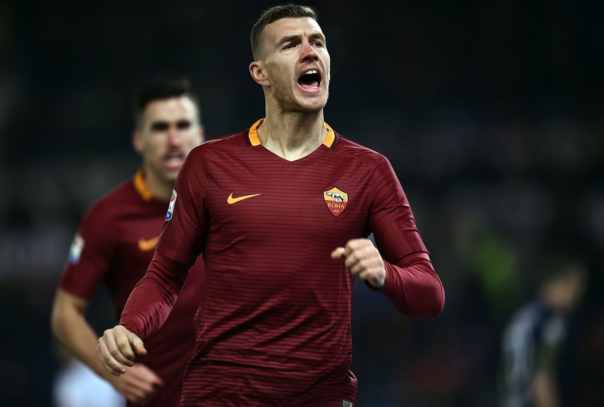 Edin Dzeko celebra el triunfo de la Roma contra el Chievo. (Foto Prensa Libre: AFP)