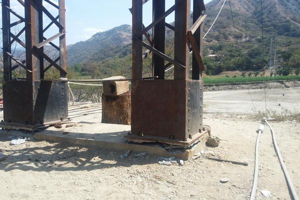 Bases del  puente peatonal colgante en Cubulco no soportan peso de cables que son instalados. (Foto Prensa Libre: Carlos Grave)