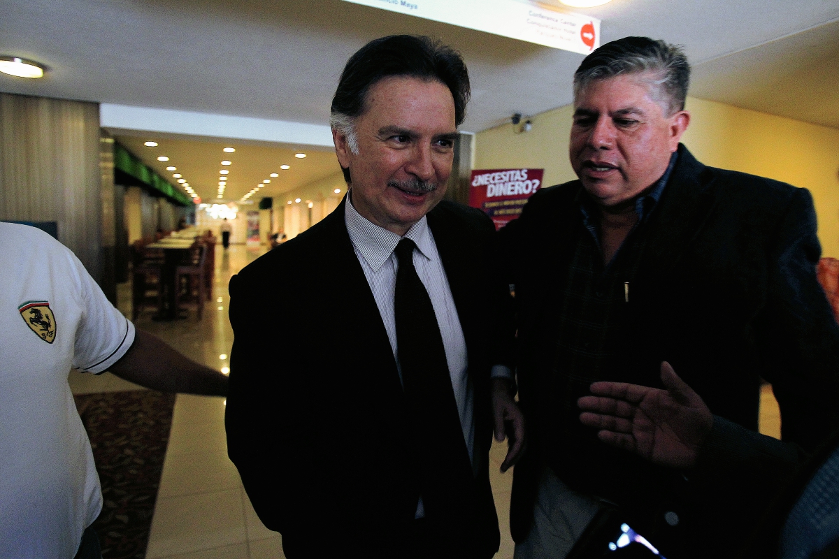 El expresidente Alfonso Portillo e Isaías Martínez, al salir del hotel Ramada, en la zona 4. (Foto Prensa Libre: Paulo Raquec)