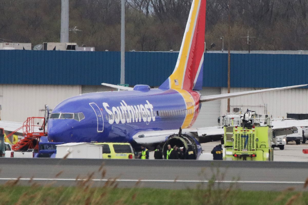 Un avión de Southwest Airlines se encuentra en la pista del Aeropuerto Internacional de Filadelfia tras una falla en el motor. (AFP).