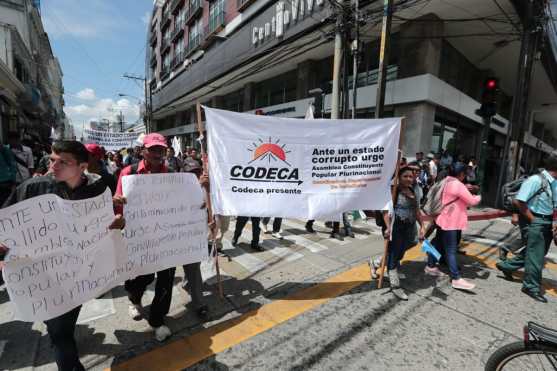 Manifestantes llegan al Centro Histórico donde agentes de la PNC y efectivos del Ejército resguardan el Congreso.