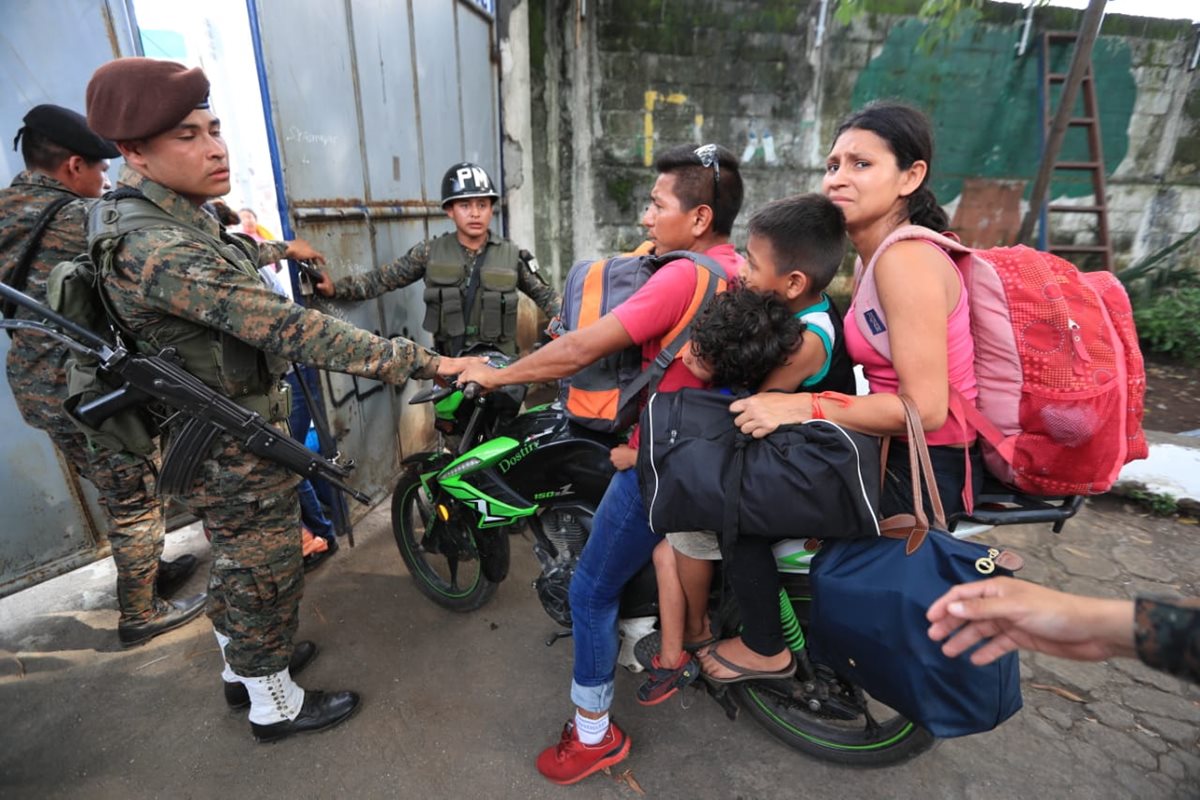 Un padre de familia intenta ingresar a un refugio con sus hijos y esposa.