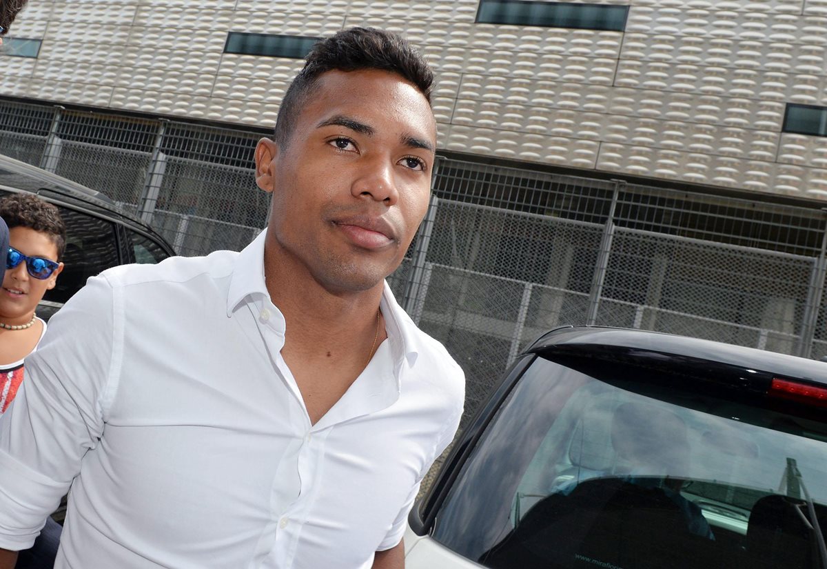 Alex Sandro a su llegada a las instalaciones de la Juventus. (Foto Prensa Libre: EFE)