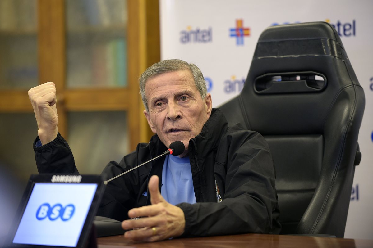 Óscar Washington Tabarez habló con la prensa antes de iniciar el primer entrenamiento antes de viajar a Rusia. (Foto Prensa Libre: AFP)