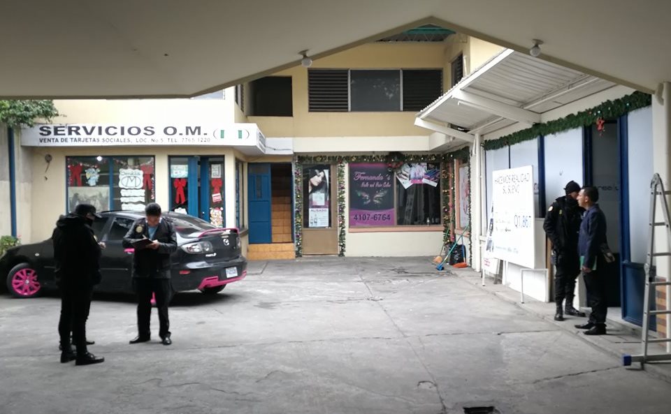 Autoridades resguardan los comercios que fueron saqueados en la zona 3 de Xela. (Foto Prensa Libre: Fred Rivera)