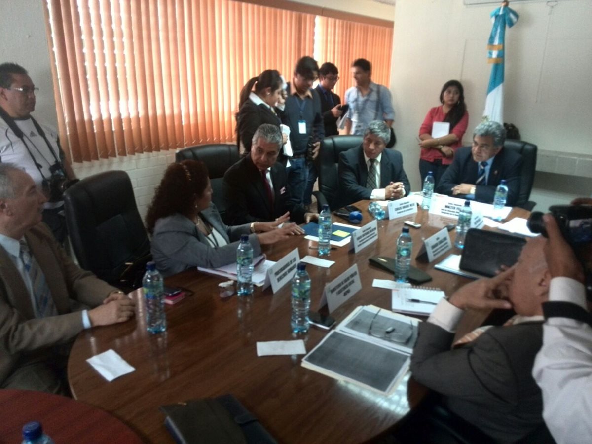 Carlos Contreras, presidente de la Junta Directiva del Igss, durante la cita con la bancada de la Urng, en donde descarta que haya privatización de servicios médicos. (Foto Prensa Libre: Oscar Rivas)