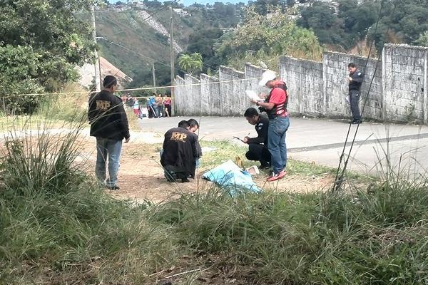 Fiscales recolectan evidencias en la escena del crimen (foto Prensa Libre: Erick Avila)