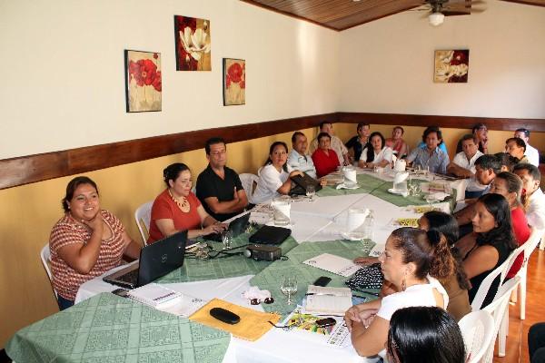 Personeros de  varias instituciones, reunidos en Retalhuleu.