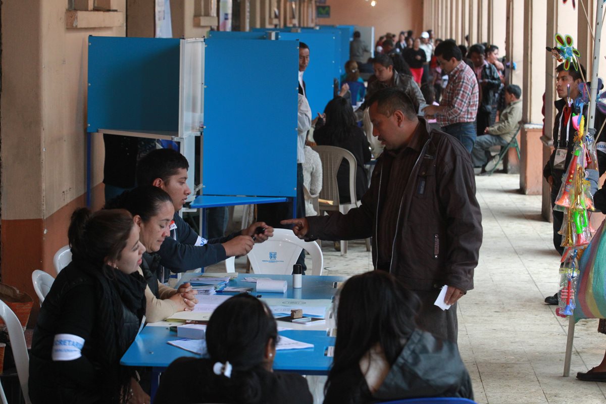 El TSE trata de evitar dudas cuando los votantes firmen el padrón. (Foto Prensa Libre: Hemeroteca PL)