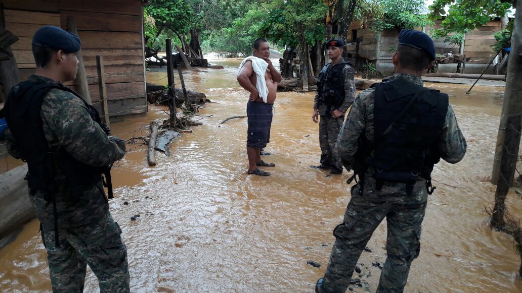 El Ejército empezó el traslado de vecinos de El Caimán (Izabal) al albergue temporal preparado por la por la Infantería de Marina. (Foto, Prensa Libre: @Ejercito_GT)