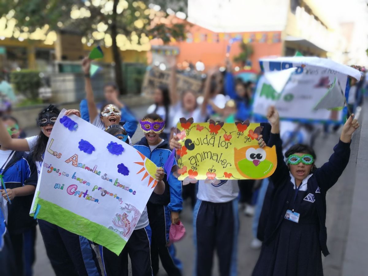 Participantes muestran carteles para pedir la protección de la naturaleza. (Foto Prensa Libre: Oscar Rivas).